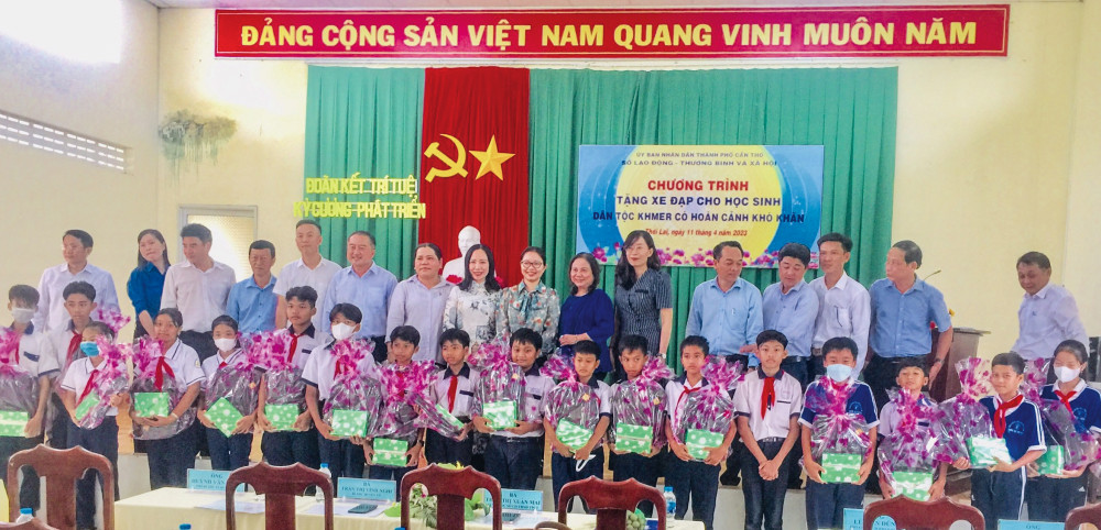 Lãnh đạo huyện Thới Lai và Sở Lao động - Thương binh và Xã hội thành phố tặng quà học sinh có hoàn cảnh khó khăn trên địa bàn huyện.