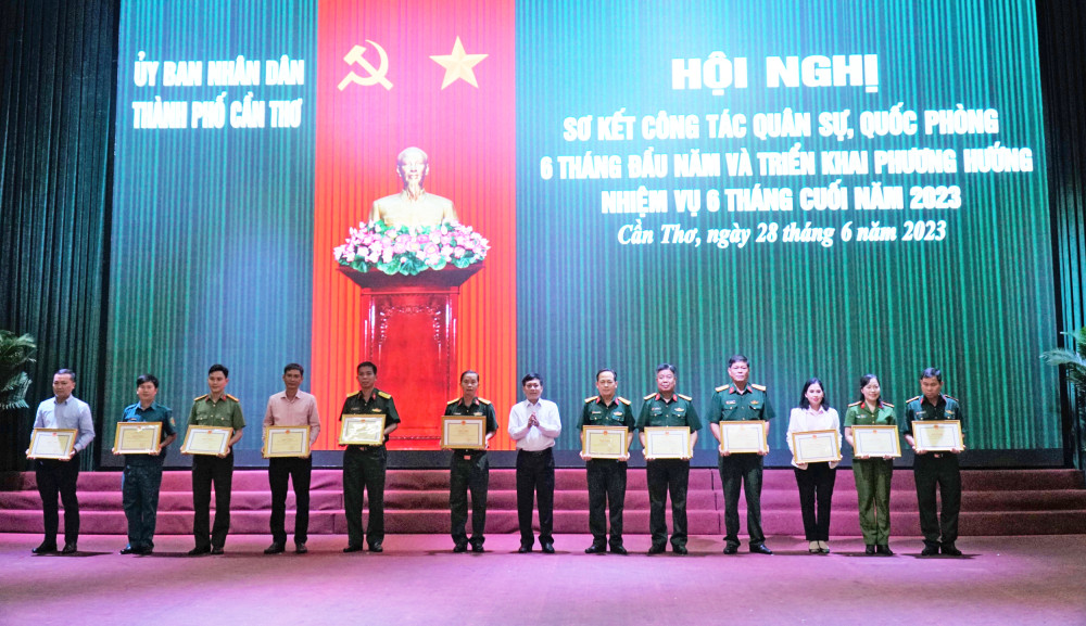 Đồng chí Nguyễn Ngọc Hè, Phó Chủ tịch UBND TP Cần Thơ, trao Bằng khen cho các tập thể.