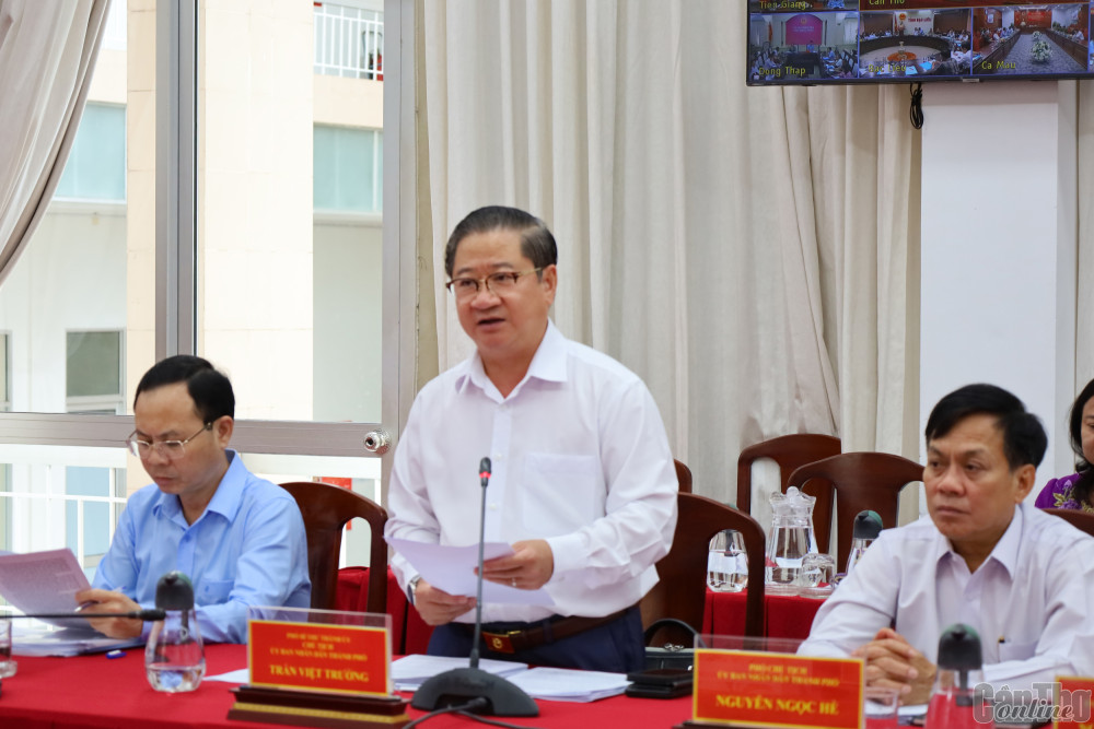 Ông Trần Việt Trường báo cáo về công tác phòng, chống ma túy và phòng, chống mua bán người của TP Cần Thơ.