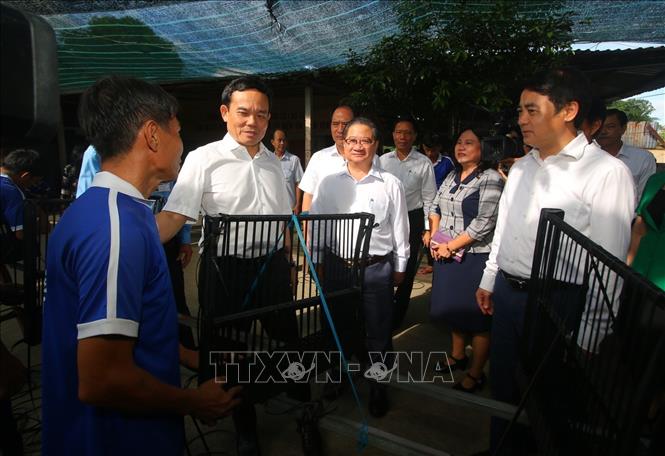 Phó Thủ tướng Trần Lưu Quang thăm hỏi học viên tại cơ sở cai nghiện. Ảnh: Duy Khương - TTXVN