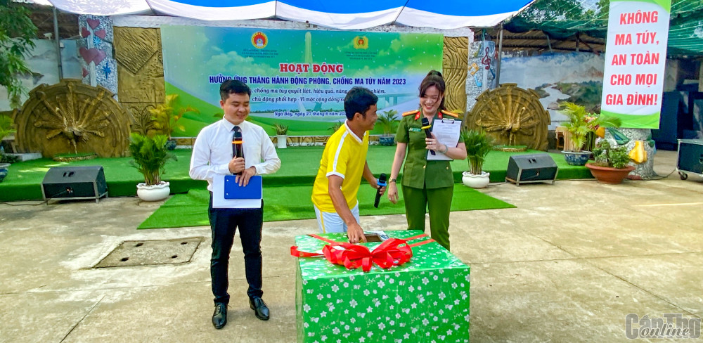 Học viên tại Cơ sở Cai nghiện ma túy Công an TP Cần Thơ tham gia phần thi trả lời câu hỏi.