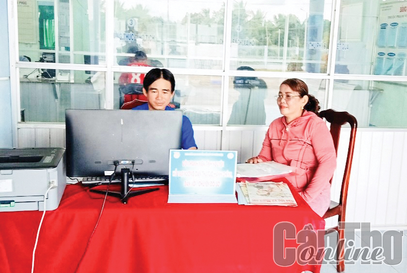 Thành viên Đội Thanh niên tình nguyện hỗ trợ DVCTT ở xã Thới Xuân hướng dẫn, hỗ trợ người dân thực hiện hồ sơ trực tuyến.