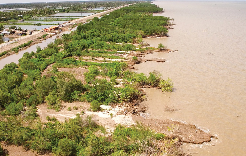 Thi công kè phòng chống sạt lở ở tuyến sông Cần Lố (huyện Cao Lãnh, tỉnh Đồng Tháp).