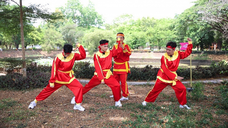 Các thành viên phải trải qua thử thách học võ tại Bình Định để lấy điểm trong “Hành trình rực rỡ”.