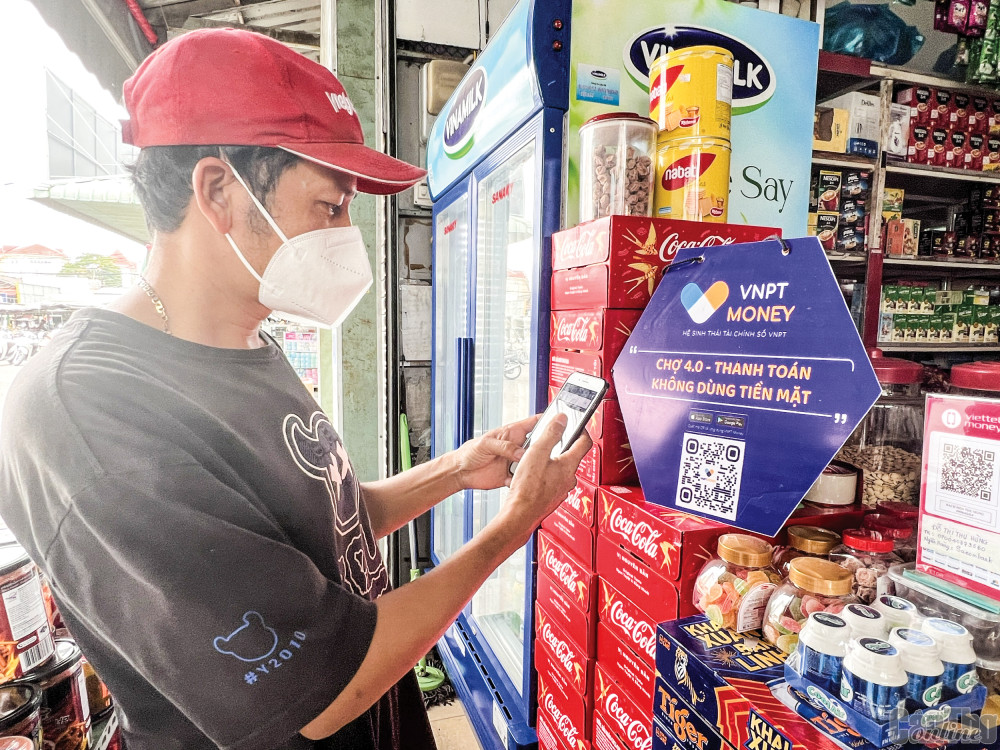 Người tiêu dùng thực hiện thanh toán không dùng tiền mặt tại chợ 4.0 An Thới, quận Bình Thủy.