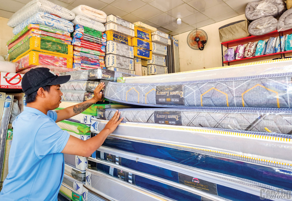 Chăm sóc giấc ngủ sâu, chất lượng Sản phẩm nệm bày bán tại một cửa hàng trên địa bàn quận Ninh Kiều.