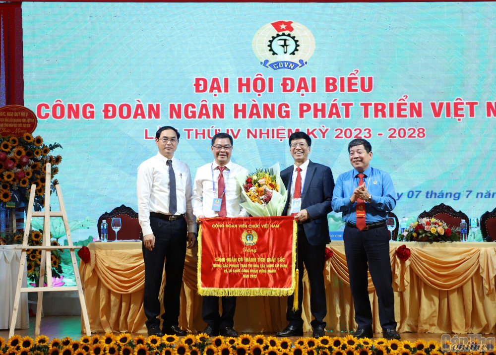 Công đoàn Ngân hàng Phát triển Việt Nam vinh dự nhận Cờ thi đua do Công đoàn Viên chức Việt Nam trao tặng. Ảnh: Hồng Vân