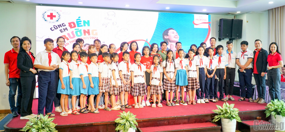 Các đại biểu và học sinh chụp hình lưu niệm tại buổi lễ.