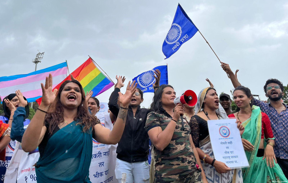 Nikita Mukhydal (người cầm loa) dẫn đầu đoàn biểu tình cùng những người chuyển giới.