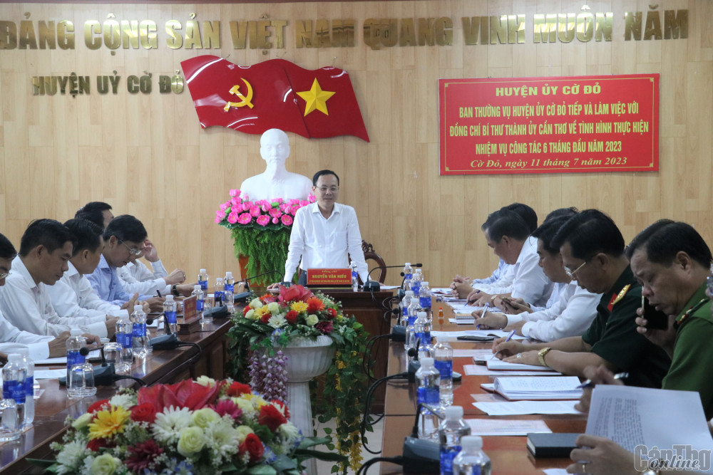 Đồng chí Nguyễn Văn Hiếu, Bí thư Thành ủy Cần Thơ, phát biểu chỉ đạo tại buổi làm việc.
