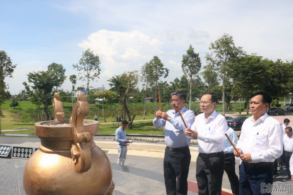 Đồng chí Nguyễn Văn Hiếu (giữa), Bí thư Thành ủy Cần Thơ viếng và thắp hương tại Khu di tích lịch sử Địa điểm thành lập Chi bộ An Nam Cộng sản Đảng tại thị trấn Cờ Đỏ.