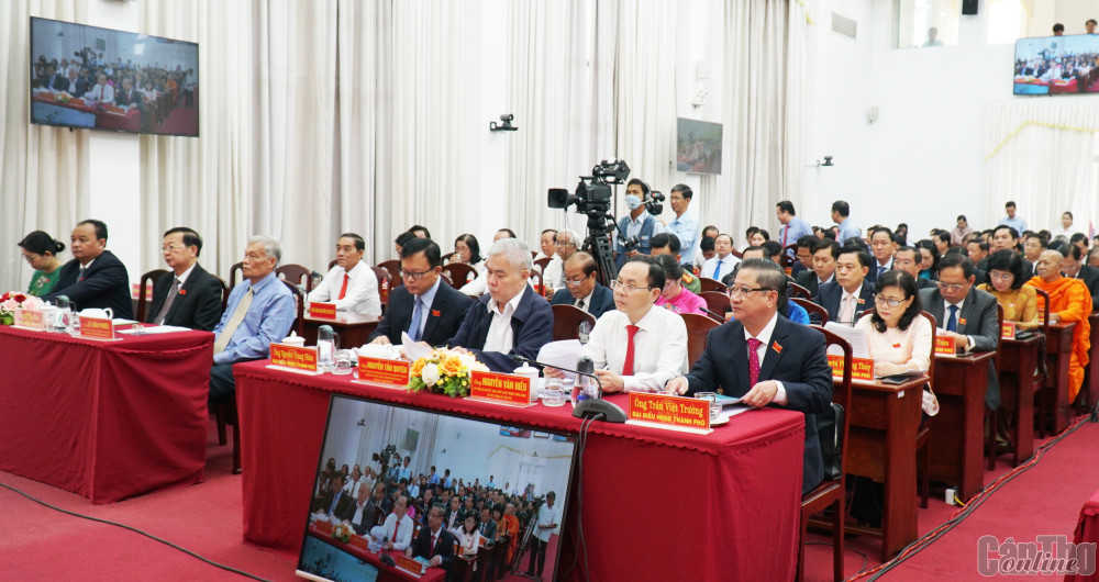 Lãnh đạo thành phố và các đại biểu dự phiên bế mạc kỳ họp. Ảnh: ANH DŨNG