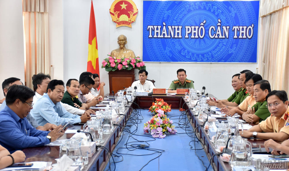 Ông Nguyễn Ngọc Hè, Phó Chủ tịch UBND TP Cần Thơ và các đại biểu dự tại điểm cầu TP Cần Thơ.