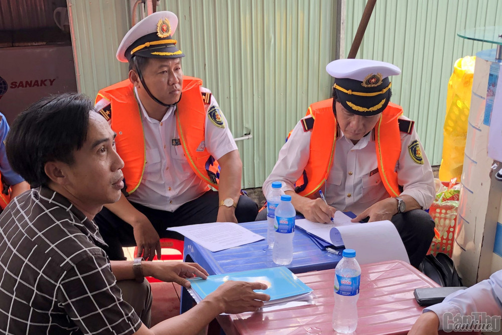 Cảng vụ ĐTNĐ TP Cần Thơ lập biên bản làm việc đối với hoạt động các bè đang neo đậu trên sông.