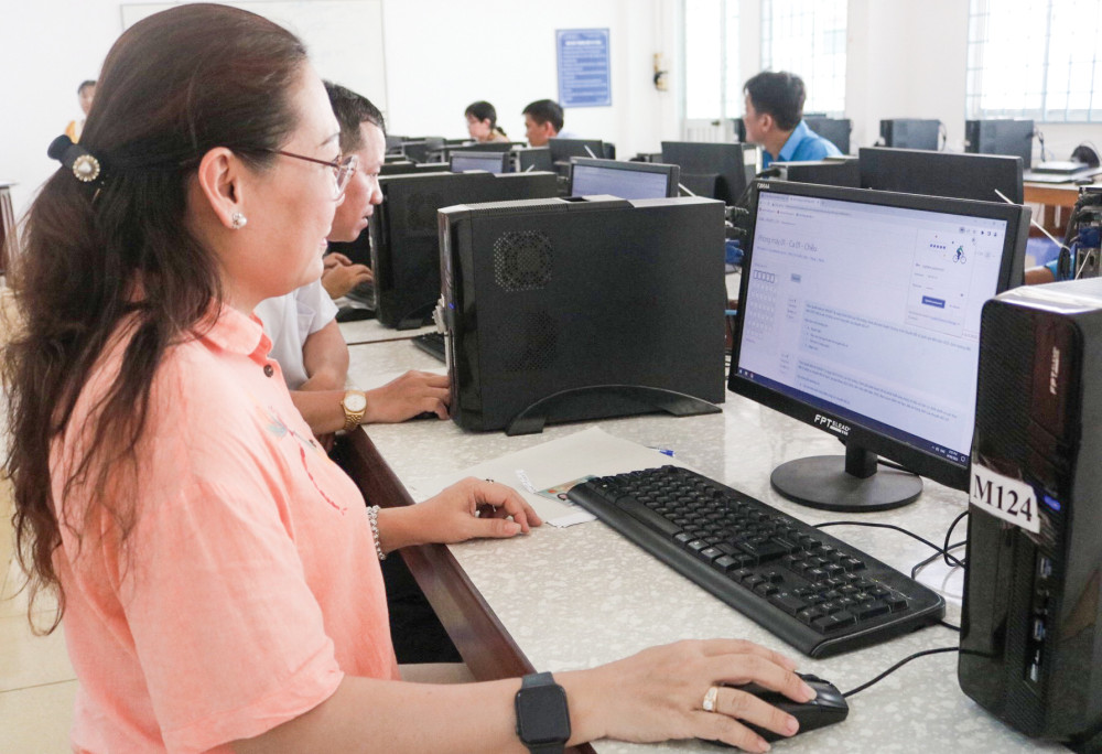 Các thí sinh tham gia cuộc thi đánh giá năng lực ứng dụng công nghệ thông tin, chuyển đổi số đối với cán bộ, công chức, viên chức lãnh đạo quản lý năm 2023, do UBND TP Cần Thơ tổ chức vào tháng 6-2023. Ảnh: CTV