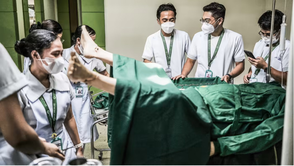 Philippines “khát” y tá Các y tá Philippines trong một buổi tập huấn về kỹ thuật đỡ đẻ. Ảnh: Getty Images