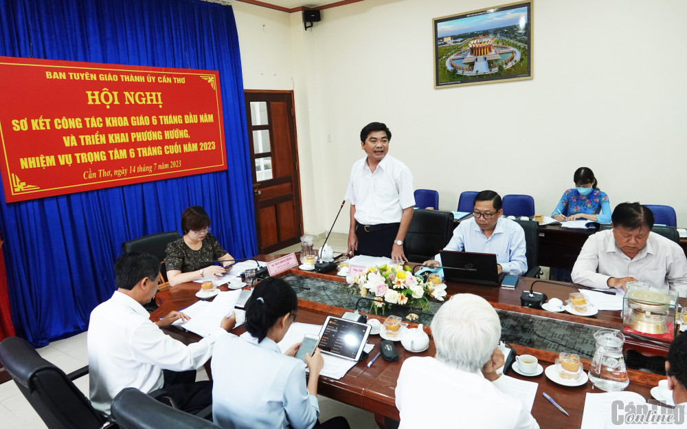 Ông Trần Thanh Bình, Giám đốc Sở Giáo dục và Đào tạo thành phố, phát biểu tại hội nghị. Ảnh: DUY KHÔI