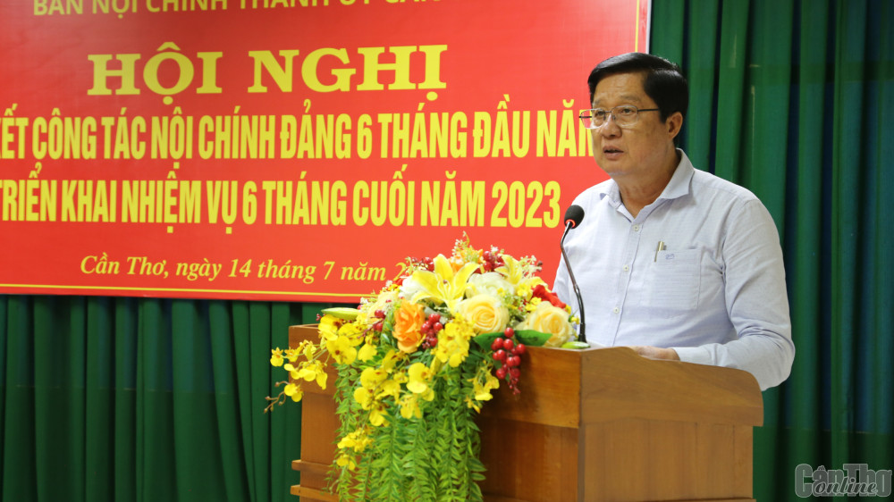 Đồng chí Phạm Văn Hiểu phát biểu chỉ đạo hội nghị. Ảnh: S.H