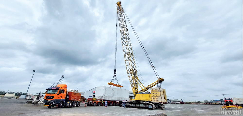 Xếp dỡ hàng hóa siêu trường, siêu trọng phục vụ các công trình điện gió ở ĐBSCL tại Cảng Cái Cui, TP Cần Thơ.