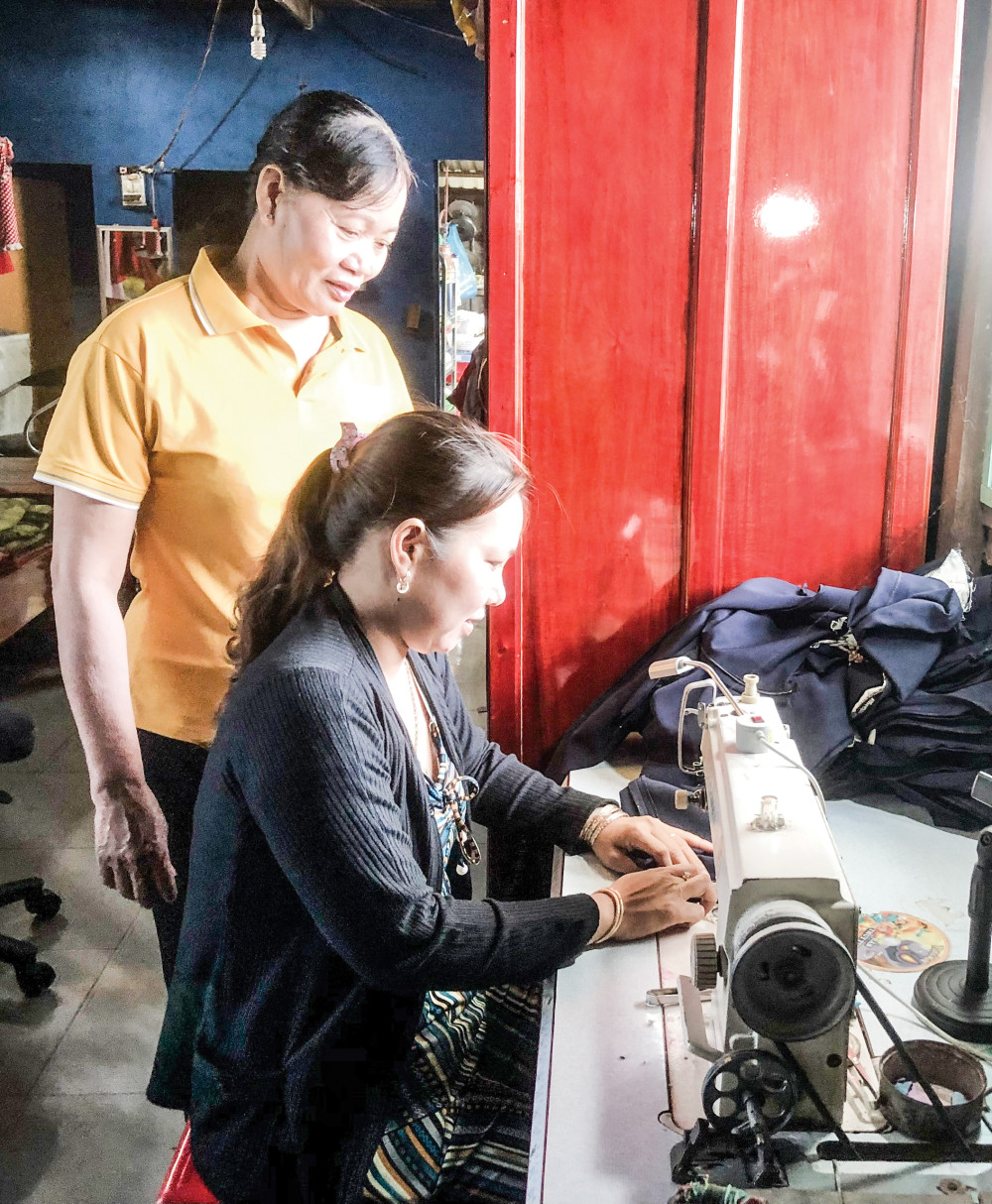 Chị Kim Hoa tìm hiểu công việc làm ăn, sản xuất, đời sống của hội viên phụ nữ phường.