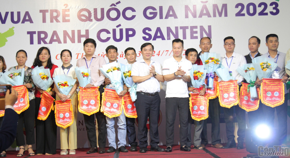 Ông Đào Chí Nghĩa, Phó Trưởng đoàn Đại biểu Quốc hội TP Cần Thơ, trao cờ lưu niệm đến đại diện các đoàn dự giải.