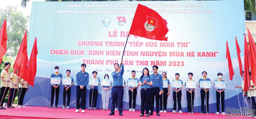 Thành đoàn Cần Thơ tổ chức Lễ ra quân Chiến dịch “Mùa hè xanh” và chương trình “Tiếp sức mùa thi” năm 2023.