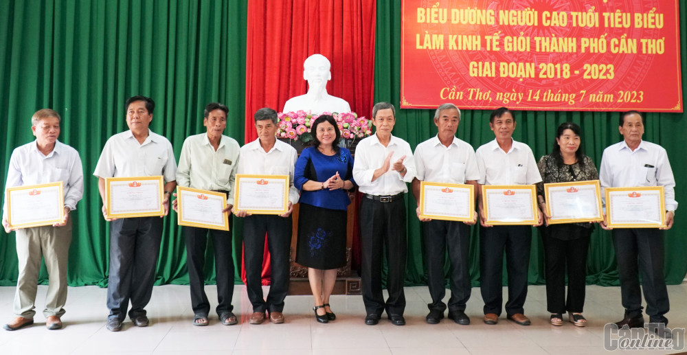 Biểu dương 36 người cao tuổi tiêu biểu làm kinh tế giỏi Lãnh đạo Ban Đại diện Hội NCT thành phố và Sở Lao động - Thương binh và Xã hội TP Cần Thơ trao Giấy chứng nhận cho các NCT tiêu biểu làm kinh tế giỏi, giai đoạn 2018-2023.