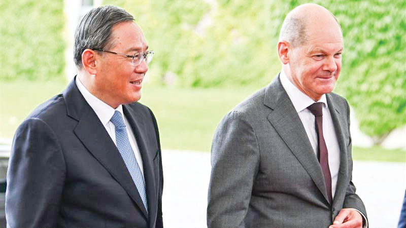 Đức cứng rắn hơn với Trung Quốc Thủ tướng Đức Scholz (phải) và người đồng cấp Trung Quốc Lý Cường. Ảnh: EPA/EFE