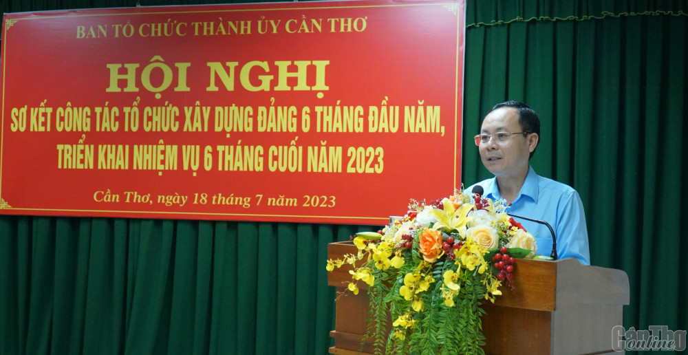 Kiên quyết xử lý nghiêm cán bộ 3 không “không nói, không tham mưu đề xuất, không làm” Đồng chí Nguyễn Văn Hiếu, Ủy viên dự khuyết Ban Chấp hành Trung ương Đảng, Bí thư Thành ủy phát biểu chỉ đạo tại hội nghị. Ảnh: ANH DŨNG