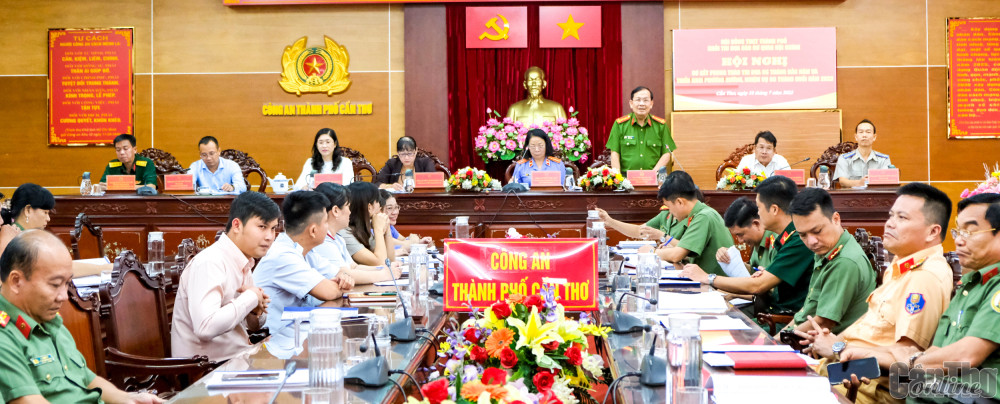 Các đại biểu Khối thi đua các cơ quan Nội chính phát biểu tại hội nghị.