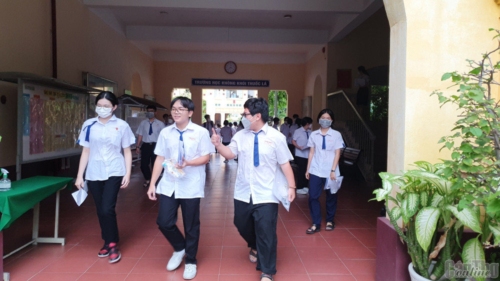 Thí sinh Cần Thơ ra về sau giờ thi, tại Kỳ thi tốt nghiệp THPT năm 2023. Ảnh: B.NG