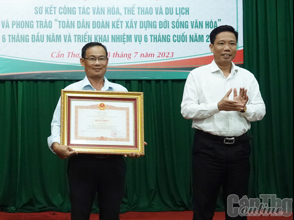 Ông Nguyễn Thực Hiện, Phó Chủ tịch UBND thành phố, trao Bằng khen của Thủ tướng Chính phủ đến ông Lê Hồng Đông, Chánh Thanh tra Sở VH,TT&DL (hiện nay ông Đông là Giám đốc Bảo tàng TP Cần Thơ).