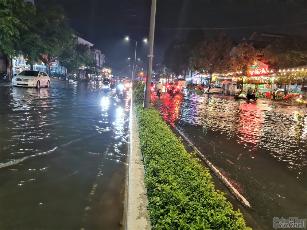 Đường Trần Văn Hoài (quận Ninh Kiều) bị ngập do mưa lớn.