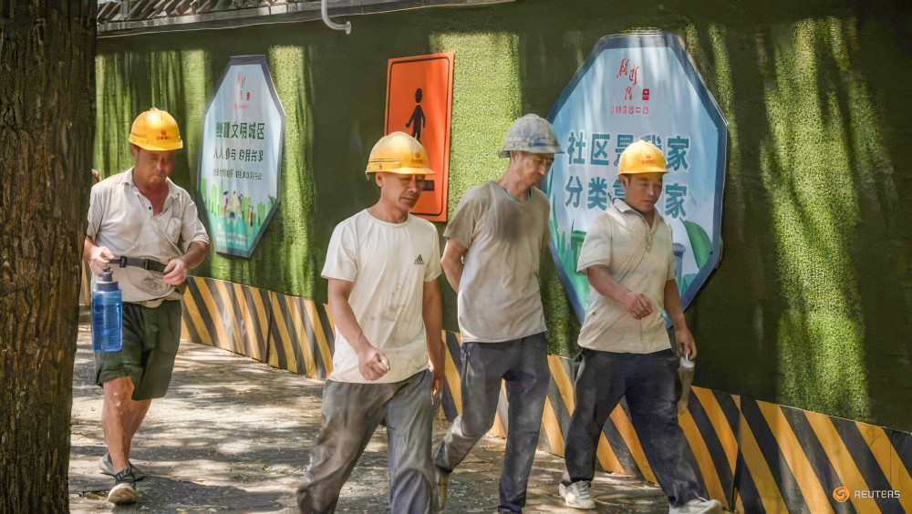 Bao giờ Trung Quốc mới giàu? Người lao động trên đường phố Bắc Kinh.