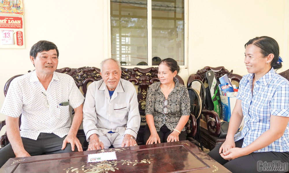 Ông Tám Nhi (bìa trái), bà Thắng (thứ 3, từ trái qua) cùng Bí thư Đảng ủy phường An Thới Phan Ngọc Kiều, thăm Anh hùng Lực lượng vũ trang nhân dân Nguyễn Đắc Thắng nhân dịp kỷ niệm Ngày Thương binh - Liệt sĩ 27-7.