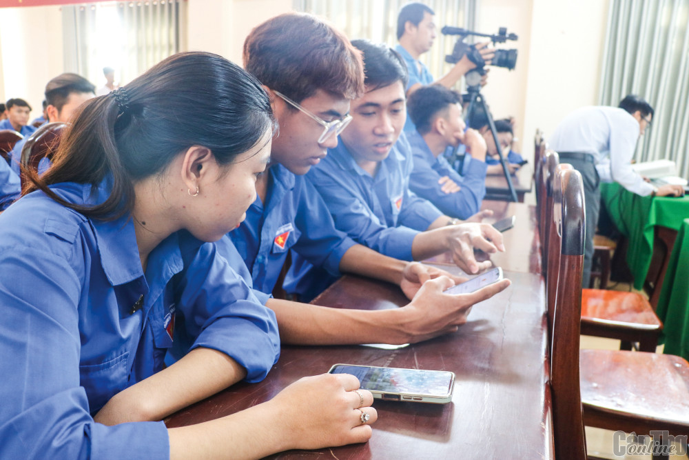 Cần cải tiến và nâng cao tính thân thiện của Cổng Dịch vụ công trực tuyến Đoàn viên, thanh niên huyện Thới Lai được Văn phòng UBND TP Cần Thơ tập huấn, hướng dẫn sử dụng DVCTT để thực hiện thủ tục hành chính.