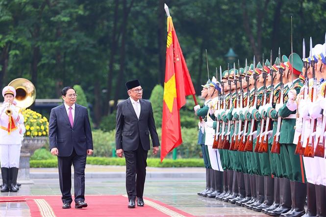 Thủ tướng Phạm Minh Chính chủ trì lễ đón Thủ tướng Malaysia thăm chính thức Việt Nam