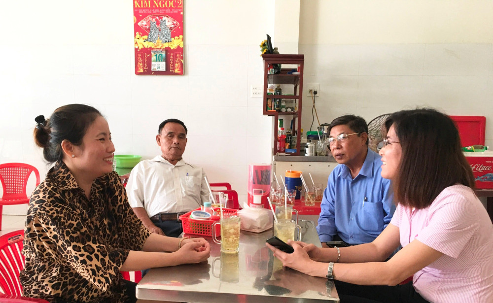 Cán bộ Phòng giao dịch NHCSXH quận Cái Răng và Hội CCB phường Lê Bình (bên phải) thăm hỏi việc kinh doanh của hộ vay vốn trên địa bàn.