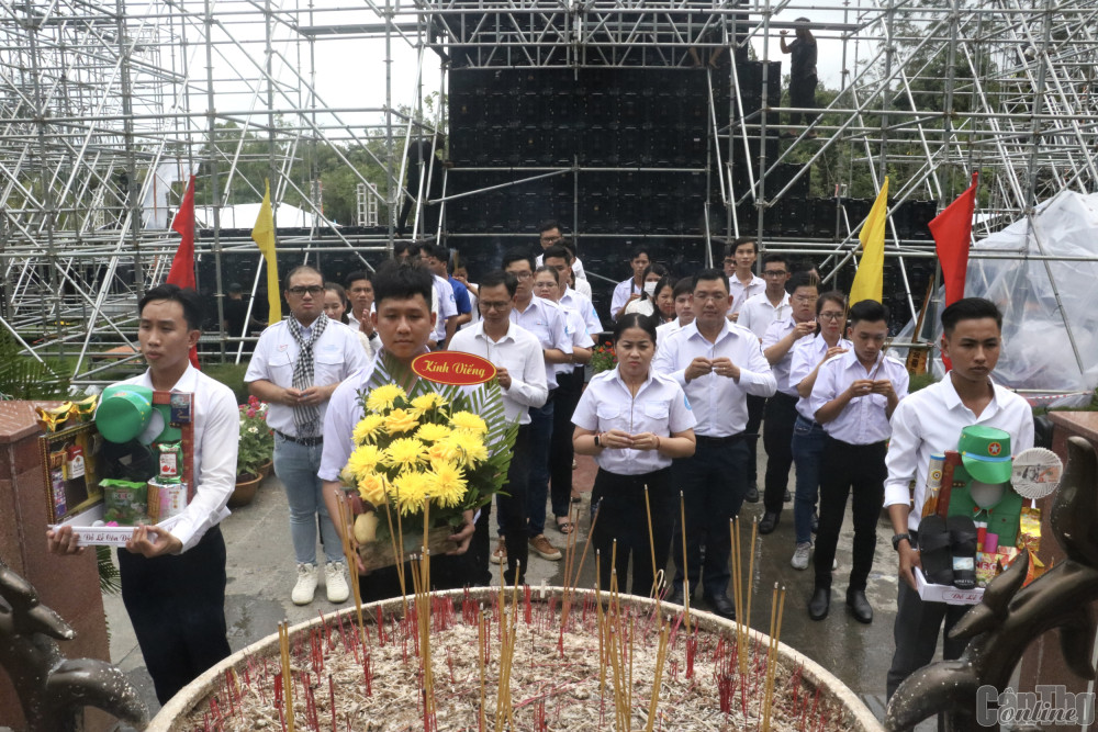 Đoàn cán bộ, sinh viên TP Cần Thơ viếng Nghĩa trang Hàng Dương.