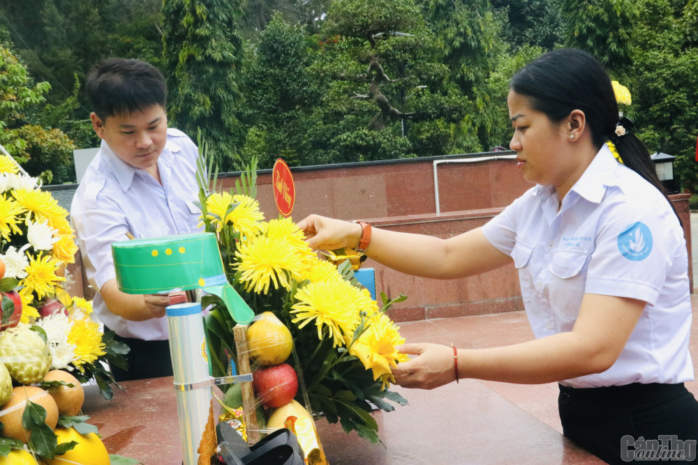 Chị Lư Thị Ngọc Anh, Bí thư Thành đoàn, Chủ tịch Hội Sinh viên TP Cần Thơ dâng hoa tưởng nhớ các anh hùng, liệt sĩ tại Nghĩa trang Hàng Dương.