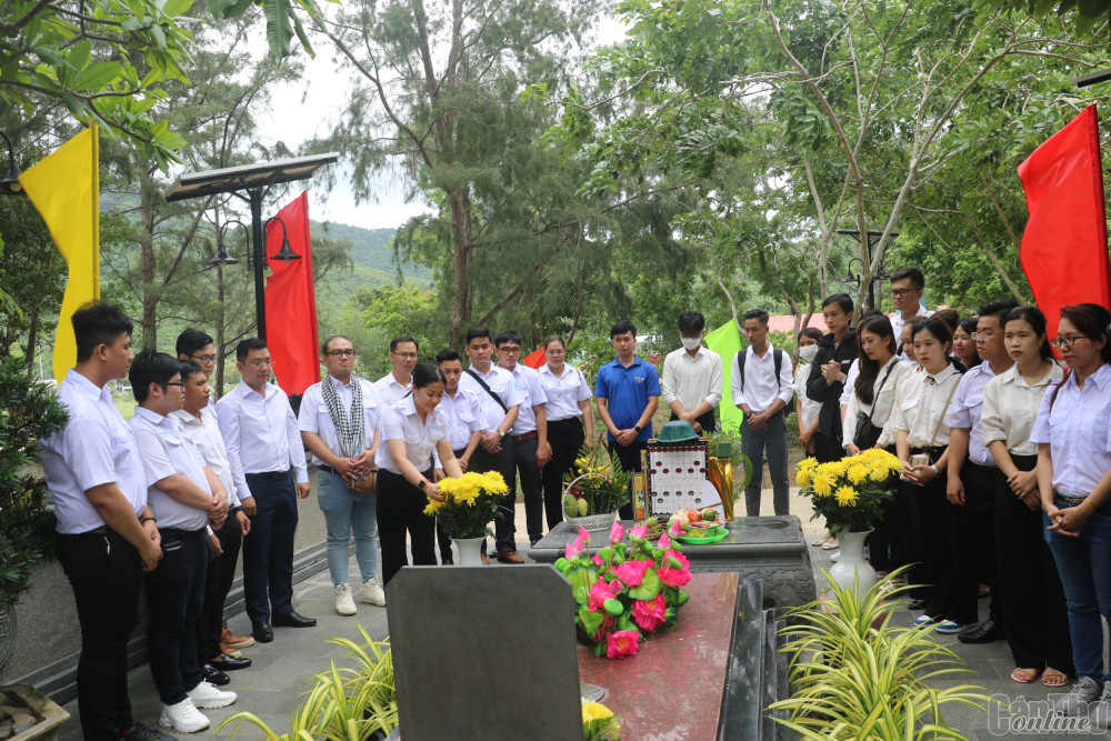 Đoàn đại biểu tham gia hành trình viếng mộ Tổng Bí thư Lê Hồng Phong.