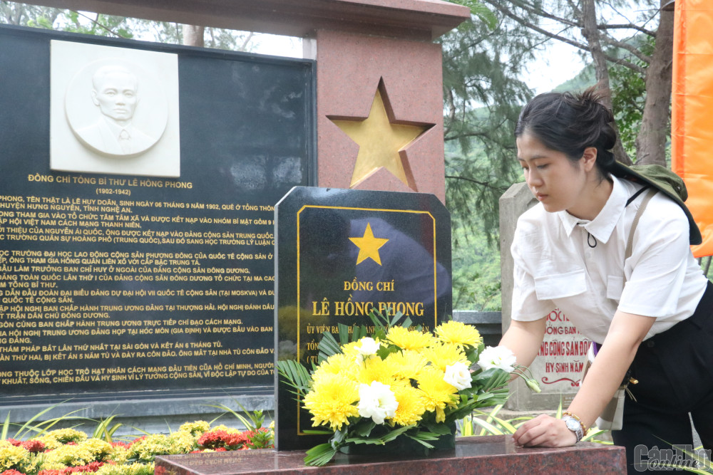 Bạn Sơn Thuỷ Su Phol, sinh viên Trường Đại học Cần Thơ, chăm chút từng đóa hoa kính viếng Tổng Bí thư Lê Hồng Phong.