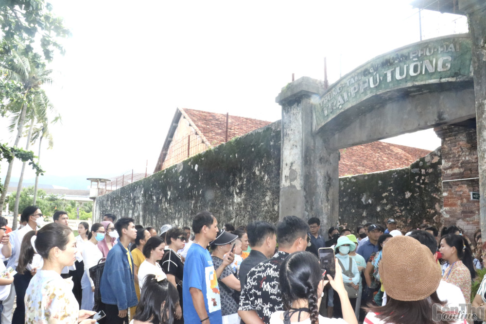 Bà con và đoàn viên, sinh viên tham quan tìm hiểu lịch sử tại Trại Phú Tường - nơi giam giữ các tù chính trị.