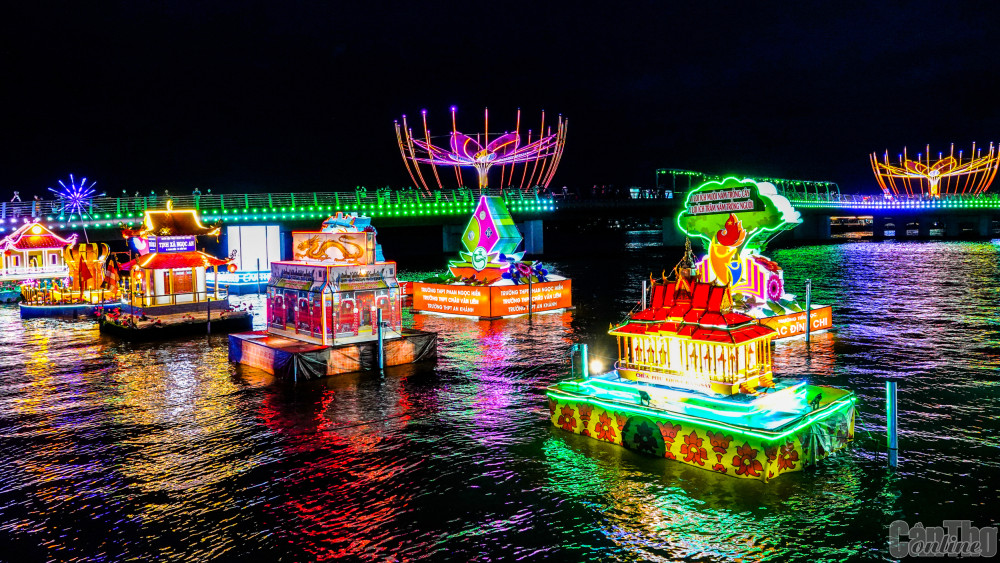 Cuộc thi ảnh nghệ thuật “Quê hương - Con người Cần Thơ hôm nay” Tác phẩm dự thi phản ánh vẻ đẹp của đất và người Cần Thơ. Trong ảnh: Lung linh hoa đăng Ninh Kiều. Ảnh: DUY KHÔI