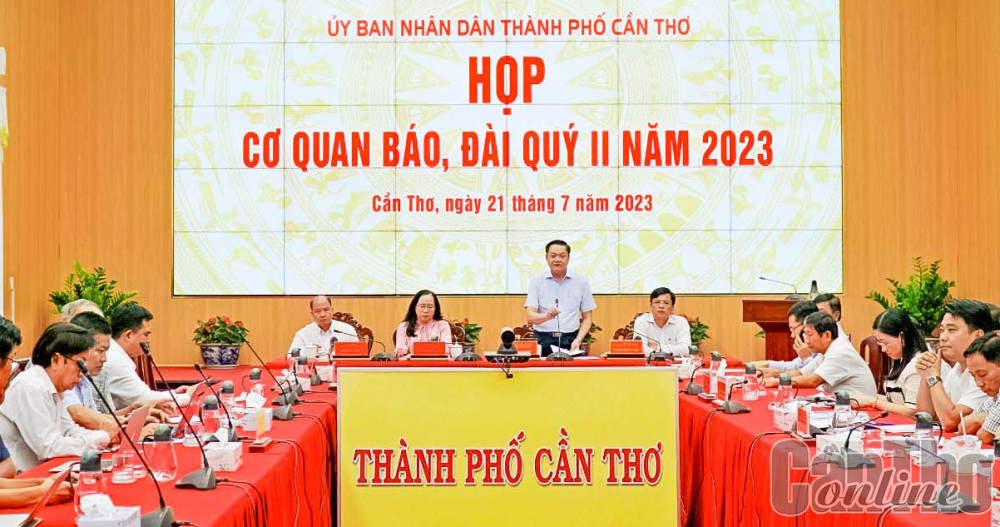 Đồng chí Dương Tấn Hiển, Phó Chủ tịch Thường trực UBND thành phố, phát biểu kết luận tại cuộc họp.