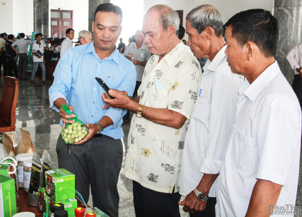 Cần cơ chế đồng bộ để bứt phá trong đổi mới sáng tạo Quét QR truy xuất nguồn gốc được ứng dụng rộng rãi trên các sản phẩm nông nghiệp của vùng ĐBSCL. Ảnh: M.THANH