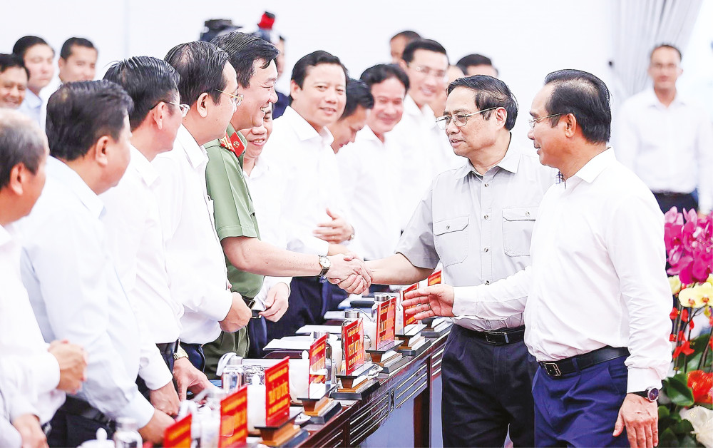 Thủ tướng Phạm Minh Chính với lãnh đạo chủ chốt tỉnh Long An. Ảnh: DƯƠNG GIANG-TTXVN