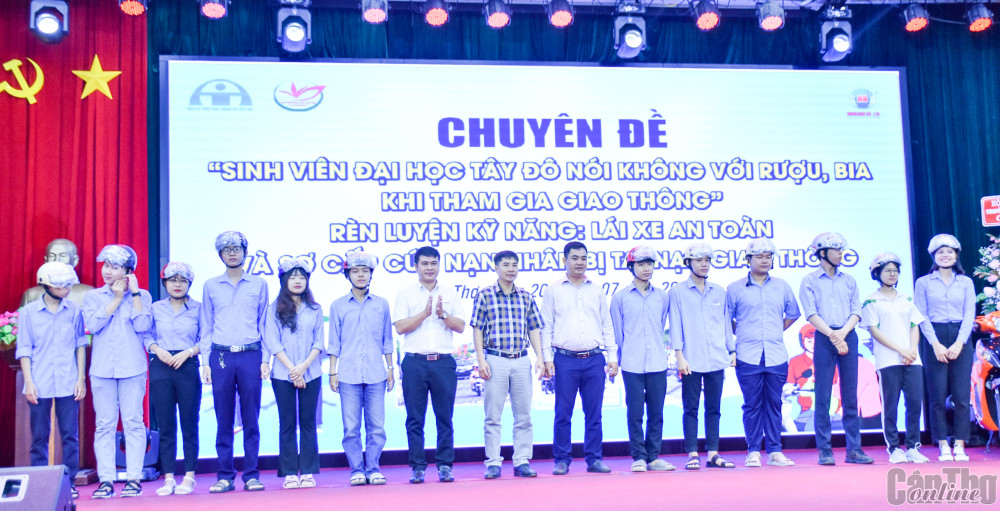 Công ty TNHH Hồng Đức tặng mũ bảo hiểm cho sinh viên Trường ĐHTĐ.