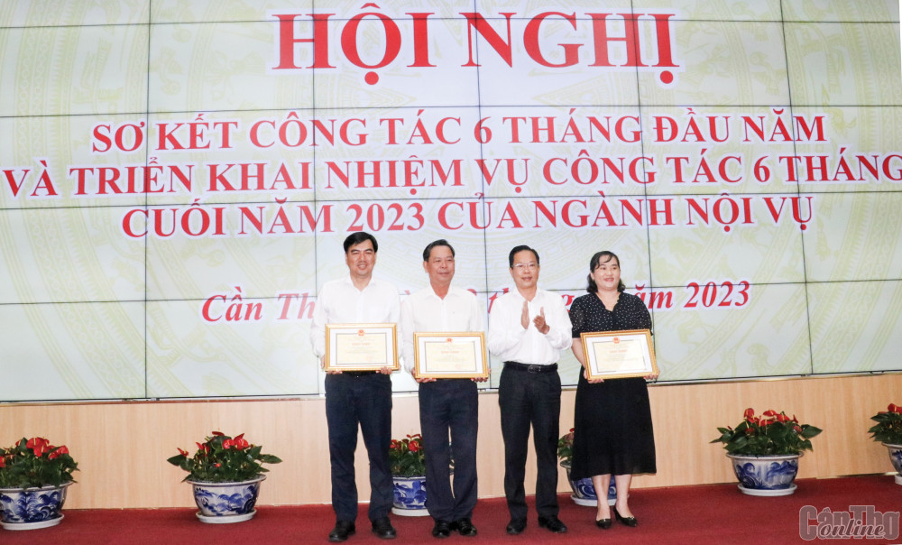 Chủ động và sáng tạo trong công tác cải cách hành chính Ông Châu Việt Tha - Giám đốc Sở Nội vụ TP Cần Thơ trao Bằng khen của Chủ tịch UBND TP Cần Thơ cho 3 tập thể đạt giải Nhất cuộc thi “Đánh giá năng lực ứng dụng công nghệ thông tin, CĐS trong hoạt động quản lý, điều hành của CBCCVC lãnh đạo, quản lý” năm 2023.