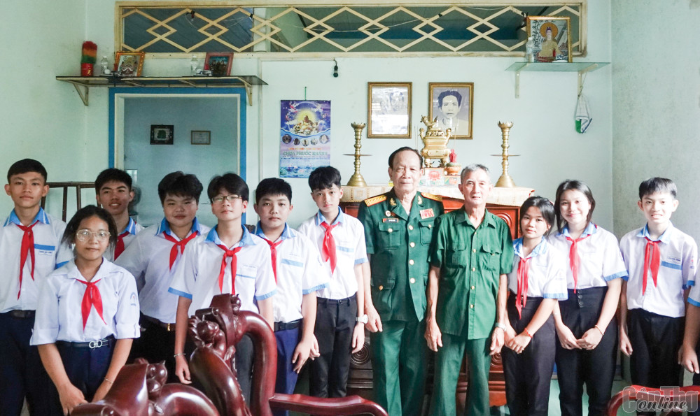 Sống sao cho xứng “cha là Liệt sĩ, mẹ là Mẹ Việt Nam Anh hùng” Ông Năm Thái (thứ tư, từ phải qua) tiếp đoàn khách đến thắp hương tưởng nhớ cha mẹ ông.